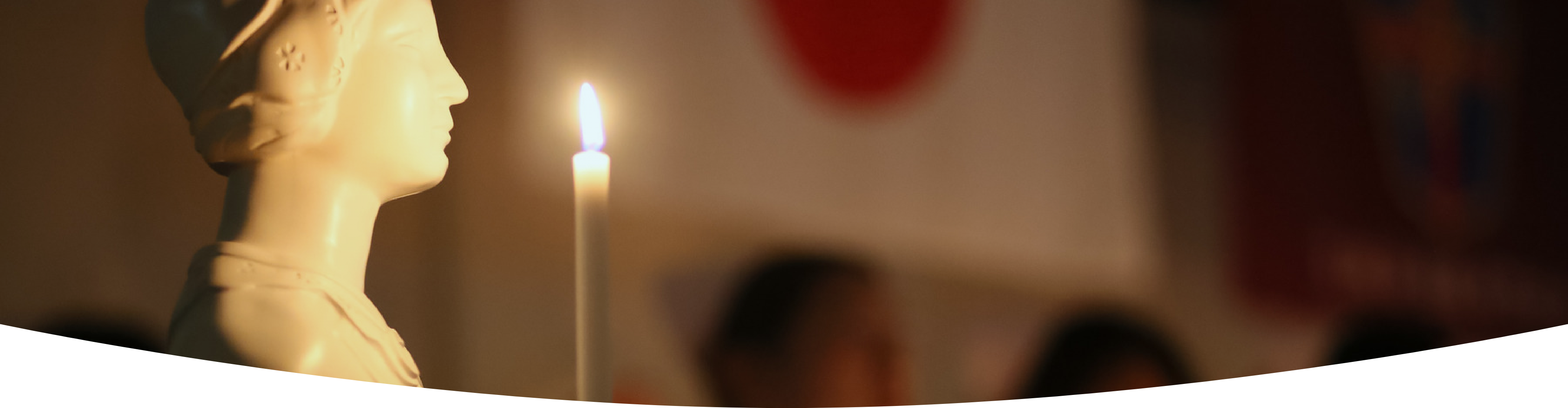 授業の様子 マネキンがベッドに寝ていて、先生が立ち学生たちが椅子に座って話を聞いている